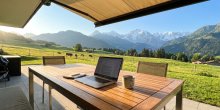 Workation im Alpenraum: Produktiv arbeiten und Erholung in den Bergen verbinden